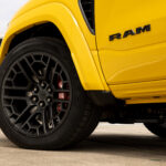 Schwarzes Vorderrad und gelber Kotflügel des Ram 1500 Rumble Bee SRT
