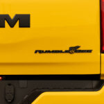 Rumble-Bee-SRT-Emblem auf der gelben Heckklappe