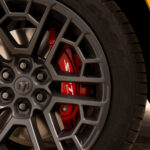 Schwarzes Rad mit rotem Bremssattel am Ram 1500 Rumble Bee SRT
