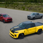 Drei Ram 1500 Rumble Bee Muscle Trucks und gelber SRT aus erhöhter Perspektive