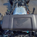 Kompressor-V8 des Ram 1500 Rumble Bee SRT mit Bienenlogo auf der Ansaugung