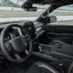 Fahrerplatz des Ram 1500 Rumble Bee SRT mit Lenkrad und Hochformat-Display