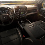 Cockpit des Ram 1500 Rumble Bee SRT in weiter Innenraumansicht