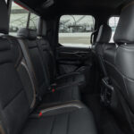 Schwarze Vordersitze und Fond des Ram 1500 Rumble Bee SRT