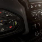 Fahrmodus-Tasten neben dem Infotainment im Ram 1500 Rumble Bee SRT