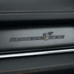 Rumble-Bee-Emblem auf der Armaturentafel des Ram 1500 Rumble Bee SRT