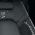 Bienenlogo auf der schwarzen Sitzlehne des Ram 1500 Rumble Bee SRT