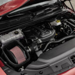 Motorraum des roten Ram 1500 Rumble Bee 392 mit offenem Luftfilter