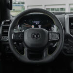 Lenkrad und digitales Cockpit des Ram 1500 Rumble Bee 392