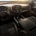 Cockpit des Ram 1500 Rumble Bee 392 Track Pack in weiter Ansicht