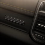 Track-Pack-Plakette auf der Armaturentafel des Ram 1500 Rumble Bee 392