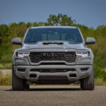 Grauer Ram 1500 Rumble Bee 2027 in gerader Frontansicht