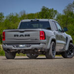 Grauer Ram 1500 Rumble Bee 2027 in Heck-Dreiviertelansicht