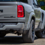 Heck, Auspuff und Hinterrad des grauen Ram 1500 Rumble Bee 2027