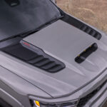 Motorhaube des grauen Ram 1500 Rumble Bee 2027 aus erhöhter Perspektive
