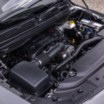 Motorraum des Ram 1500 Rumble Bee 2027 mit 5,7-Liter-HEMI-V8