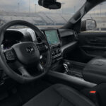 Cockpit des Ram 1500 Rumble Bee 2027 mit Lenkrad und Hochformat-Display