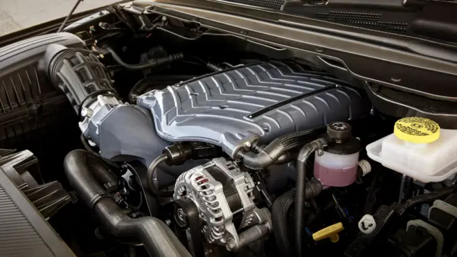 3,0-Liter-Twin-Screw-Kompressor im Motorraum des Ram 1500 Rumble Bee mit 5,7-Liter-HEMI