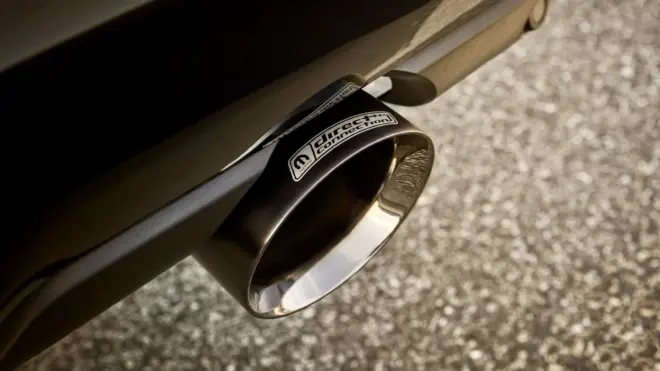 Schwarzes Magnaflow-Endrohr mit Direct-Connection-Logo am Ram 1500 Rumble Bee