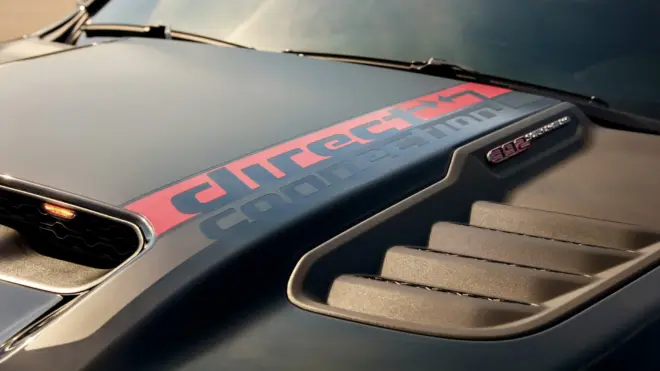 Rote Direct-Connection-Grafik und 392-Supercharged-Emblem auf der Motorhaube