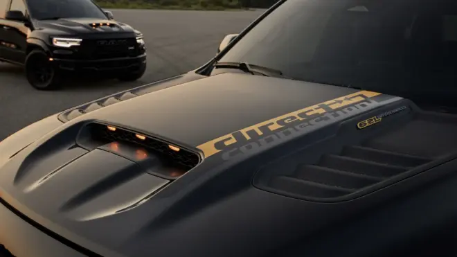 Gelbe Direct-Connection-Grafik auf der Motorhaube des Ram 1500 Rumble Bee SRT