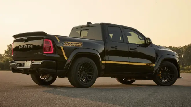 Schwarzer Ram 1500 Rumble Bee SRT mit gelben Direct-Connection-Grafiken von schräg hinten