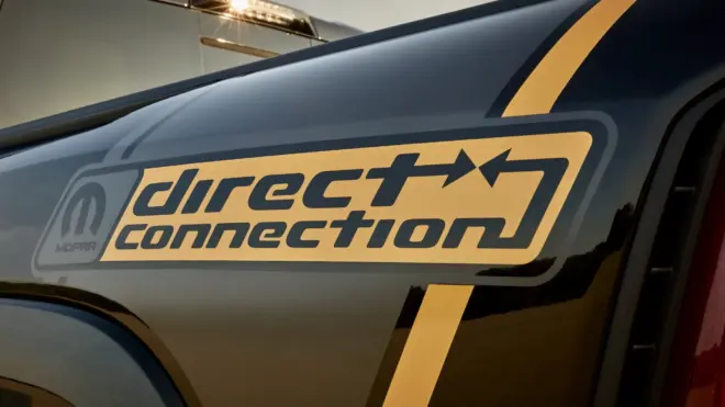 Gelber Direct-Connection-Schriftzug auf der Flanke des Ram 1500 Rumble Bee SRT
