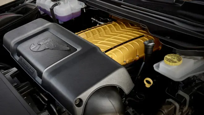 Motorraum des Ram 1500 Rumble Bee SRT mit gelber Kompressorabdeckung