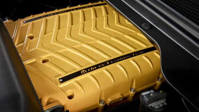 Gelbe Direct-Connection-Kompressorabdeckung im Ram 1500 Rumble Bee SRT