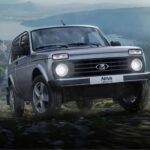 Lada Niva Legend im felsigen Gelände vor einer Berglandschaft