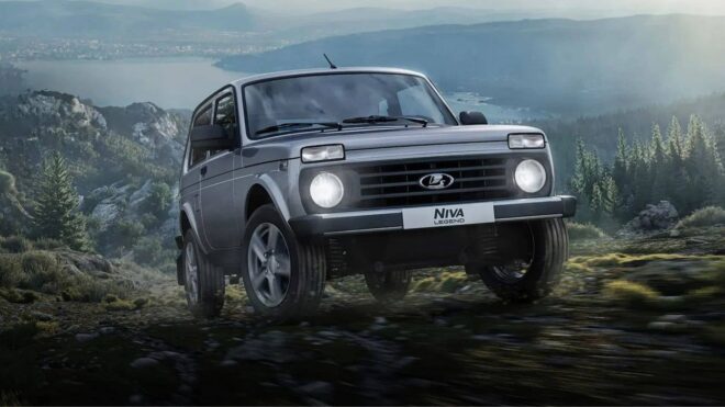 Lada Niva Legend im felsigen Gelände vor einer Berglandschaft