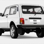 Weißer Lada Niva Legend in Heck-Dreiviertelansicht vor neutralem Hintergrund