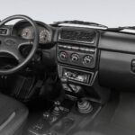 Armaturenbrett und Lenkrad des Lada Niva Legend