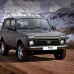 Lada Niva Legend auf einer unbefestigten Bergstraße
