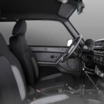 Vordersitze und Cockpit des Lada Niva Legend