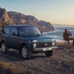 Lada Niva Legend an einer felsigen Küste