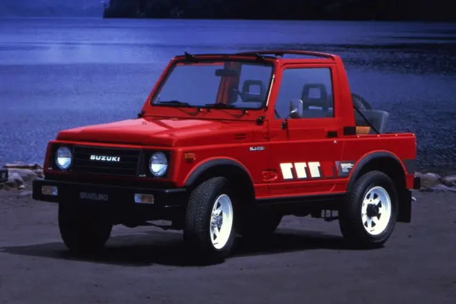 Roter offener Suzuki SJ413 aus der Samurai-Familie in offizieller Front-Dreiviertelansicht