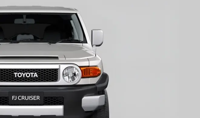 Silberner Toyota FJ Cruiser in offizieller Frontansicht vor grauem Hintergrund