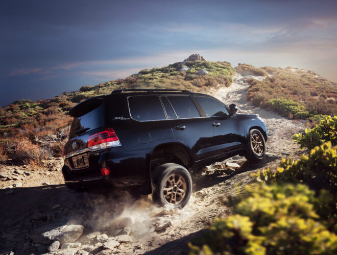 Offizielles Toyota-Pressebild eines schwarzen Land Cruiser 200 auf einem steinigen Bergpfad