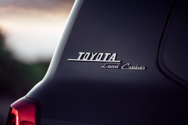 Offizielles Toyota-Pressebild mit dem Land-Cruiser-Schriftzug am Heck eines schwarzen Land Cruiser