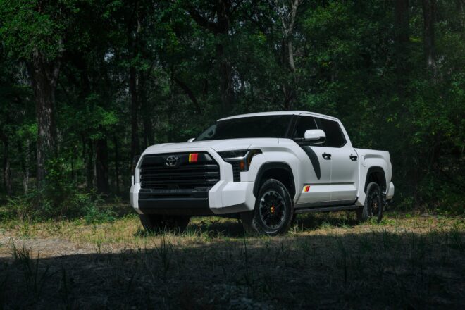 Weißer Toyota Tundra TRD Pro auf einem Waldweg