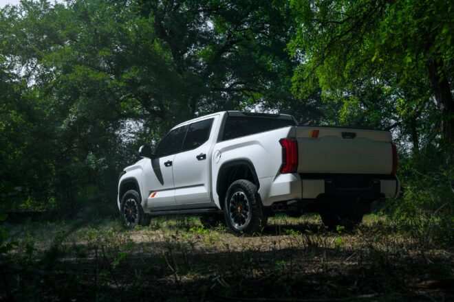 Weißer Toyota Tundra TRD Pro von hinten im Wald