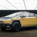 Sandfarbener Tesla Cybertruck UP Invincible mit Offroad-Rädern Dachträger und Stahlstoßfängern