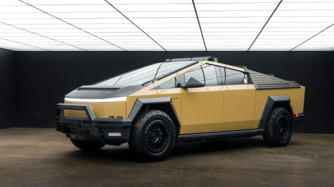 Sandfarbener Tesla Cybertruck UP Invincible mit Offroad-Rädern Dachträger und Stahlstoßfängern