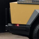 Seitliche Ansicht des Stahl-Heckstoßfängers und Dachträgers am Tesla Cybertruck UP Invincible