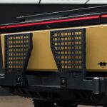 MOLLE-Träger und Stahlstoßfänger an der Ladefläche des Tesla Cybertruck UP Invincible