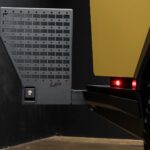 Nahaufnahme einer MOLLE-Fläche und des Heckstoßfängers am Tesla Cybertruck UP Invincible