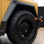 Geschmiedetes schwarzes Offroad-Rad mit grobem Reifen am Tesla Cybertruck UP Invincible