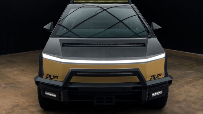 Front des Tesla Cybertruck UP Invincible mit Stahlstoßfänger Bullbar und Zusatzscheinwerfern