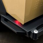 Linke Ecke des Stahl-Heckstoßfängers mit Trittstufe und Bergepunkt am Tesla Cybertruck